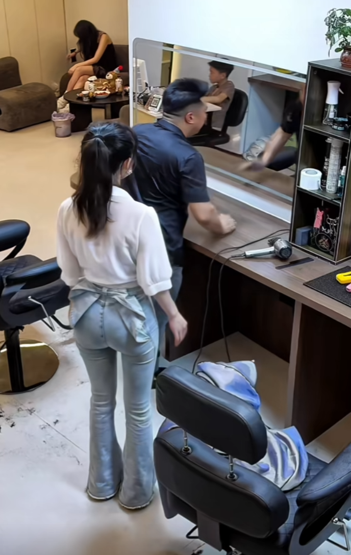 你可以质疑她的理发技术但是不能质疑她的身材
