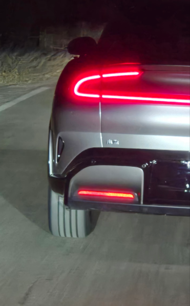 小米YU7轮胎好比“吕布骑草履虫”600+的马力配上245的“细腿”！果然造