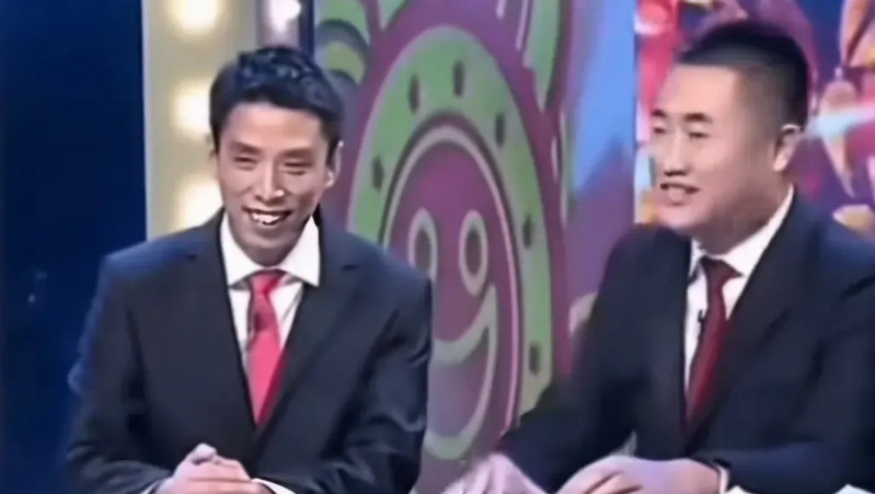 贾旭明张康讲了一个故事，讲的人和听的人都沉默了。校长：自愿购买校服，不强制。