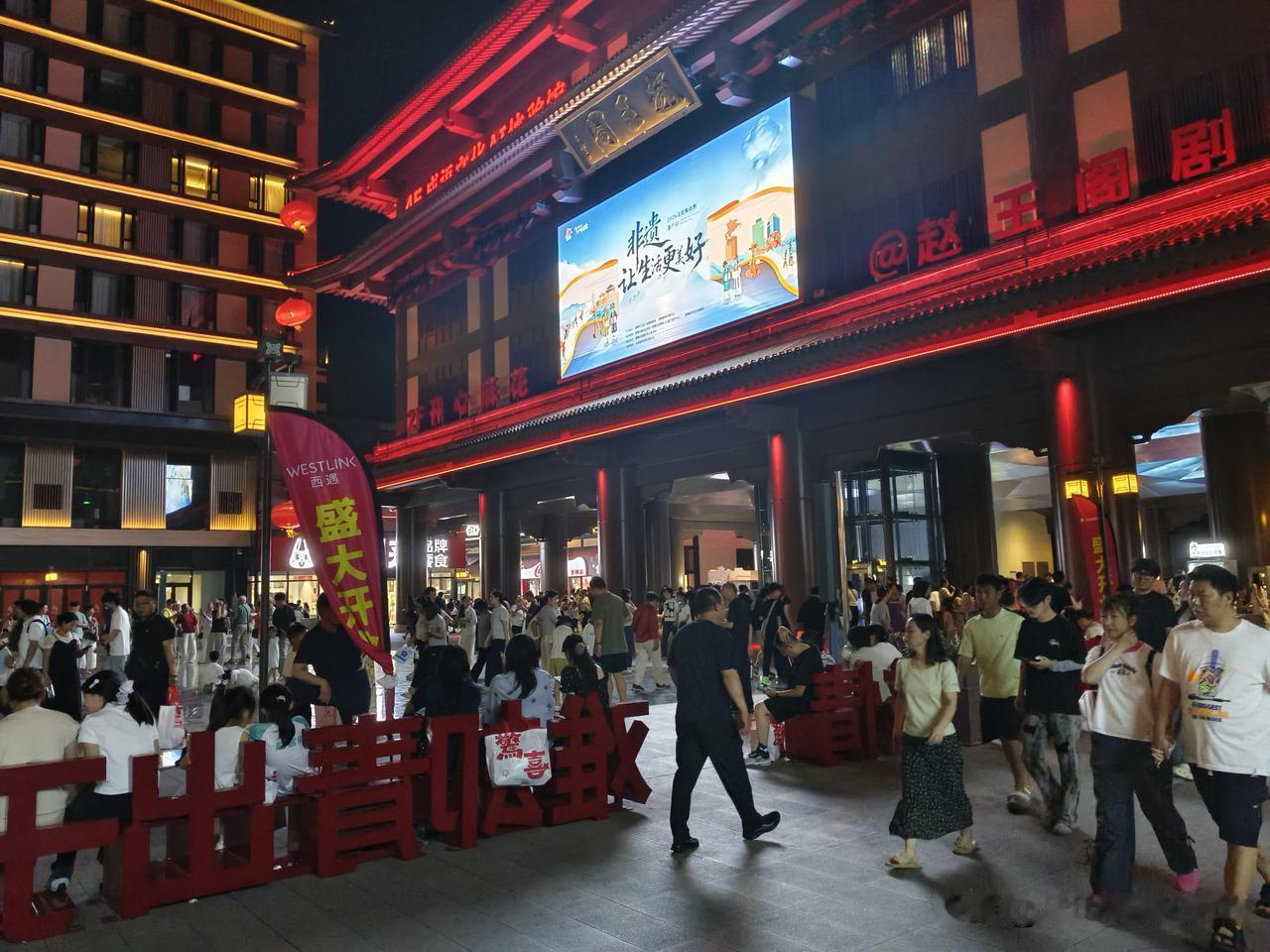 繁华夜市，人潮涌动，美食与文化交融，尽享成都夜生活！🌃🍜🏮