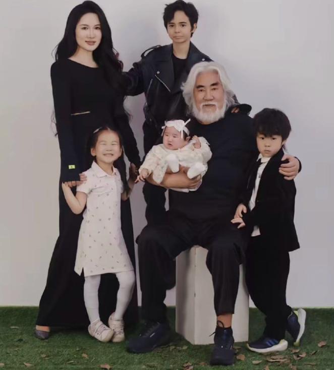 张纪中的全家福！75岁的张纪中跟44岁的杜星霖如今已经结婚8年，生了4个孩子，