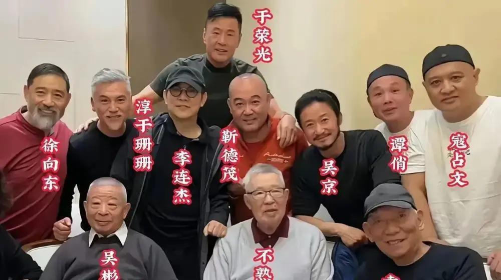 C位让给78岁师父，吴京亏了吗？合影一出，有人替吴京喊委屈：300亿票房男