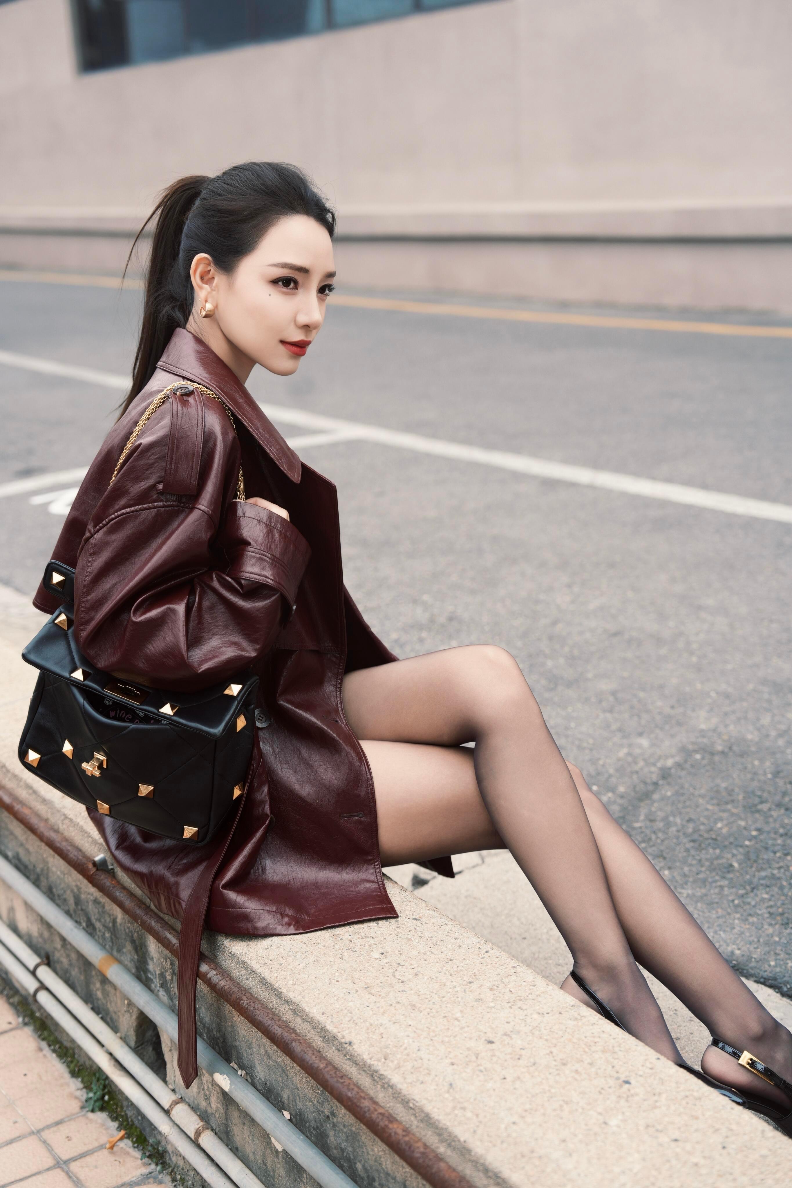 穿上红皮衣真的秒变姐姐了波尔多红时髦帅气出街给秋冬一点颜色瞧瞧