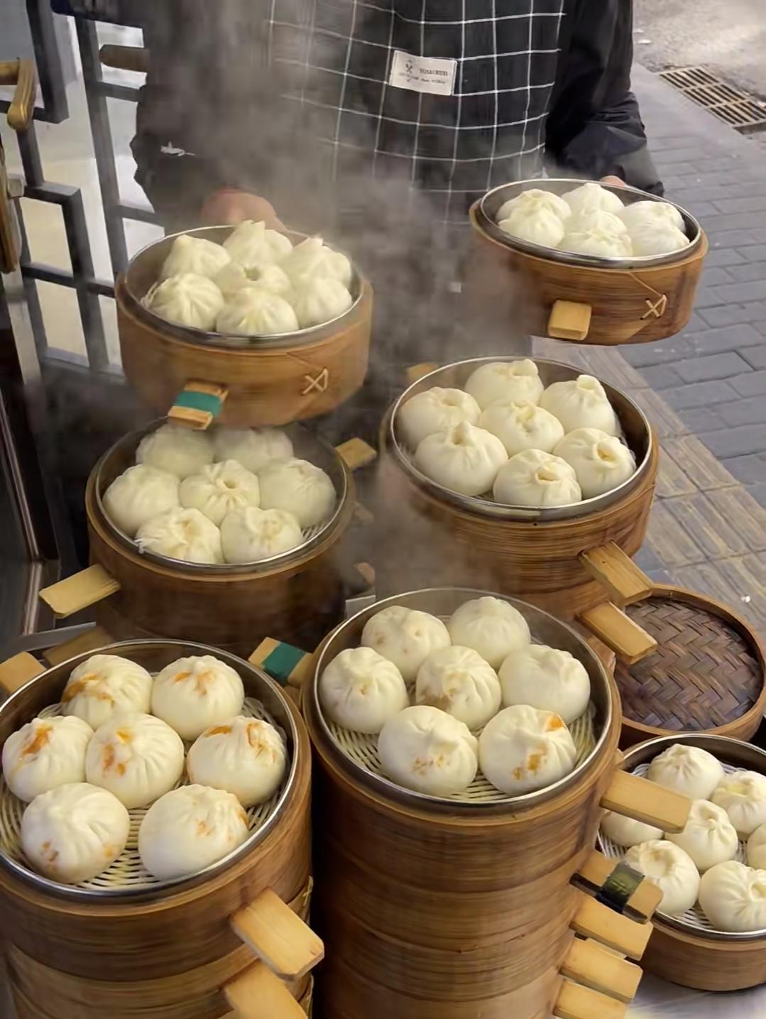 我天天早起都要去的那家包子铺，开了还不到半年就突然关门了，我愣是郁闷了好几天—