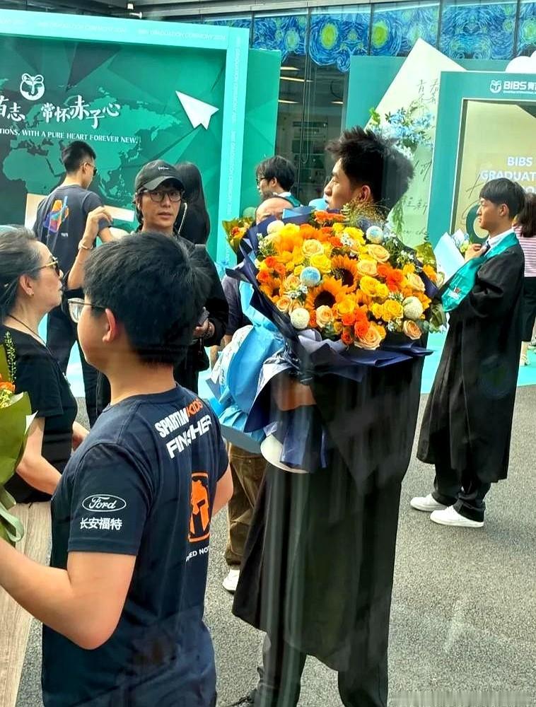 陈坤去侄子毕业典礼，生图一出，全网炸了。陈坤把那份清冷忧郁的气质全给了侄子，眉