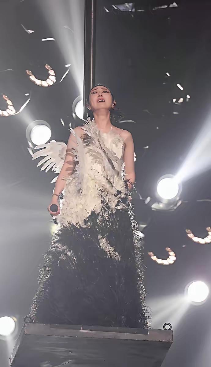 杨千嬅这事儿，确实有点左右为难。演唱会票早卖光了，临时取消不仅要赔违约金，