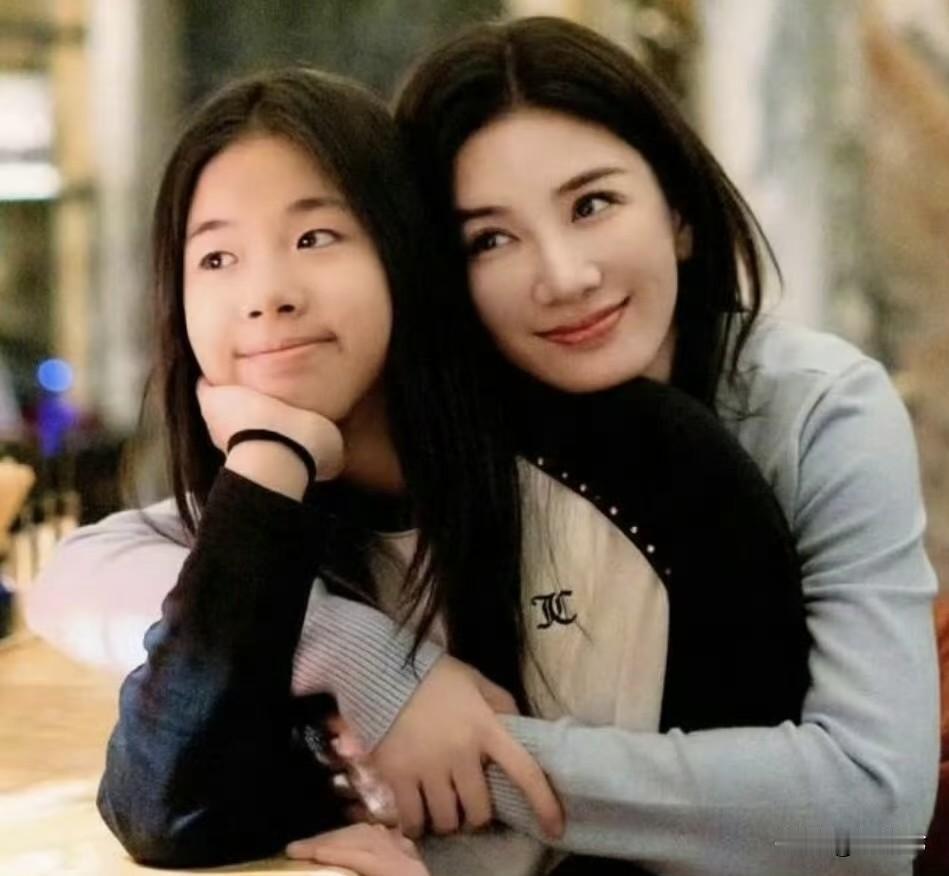 黄奕带12岁女儿闯韩国，星二代“造梦”没有爽文‼️近日，黄奕劝女儿无果，最终陪