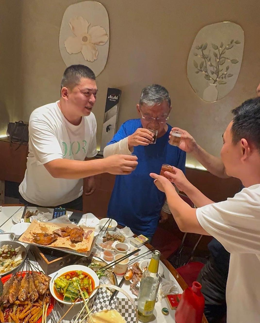 73岁李立群在苏州和朋友喝酒吃烧烤，他看起来瘦了，有了很多白头发，但精神状态挺好
