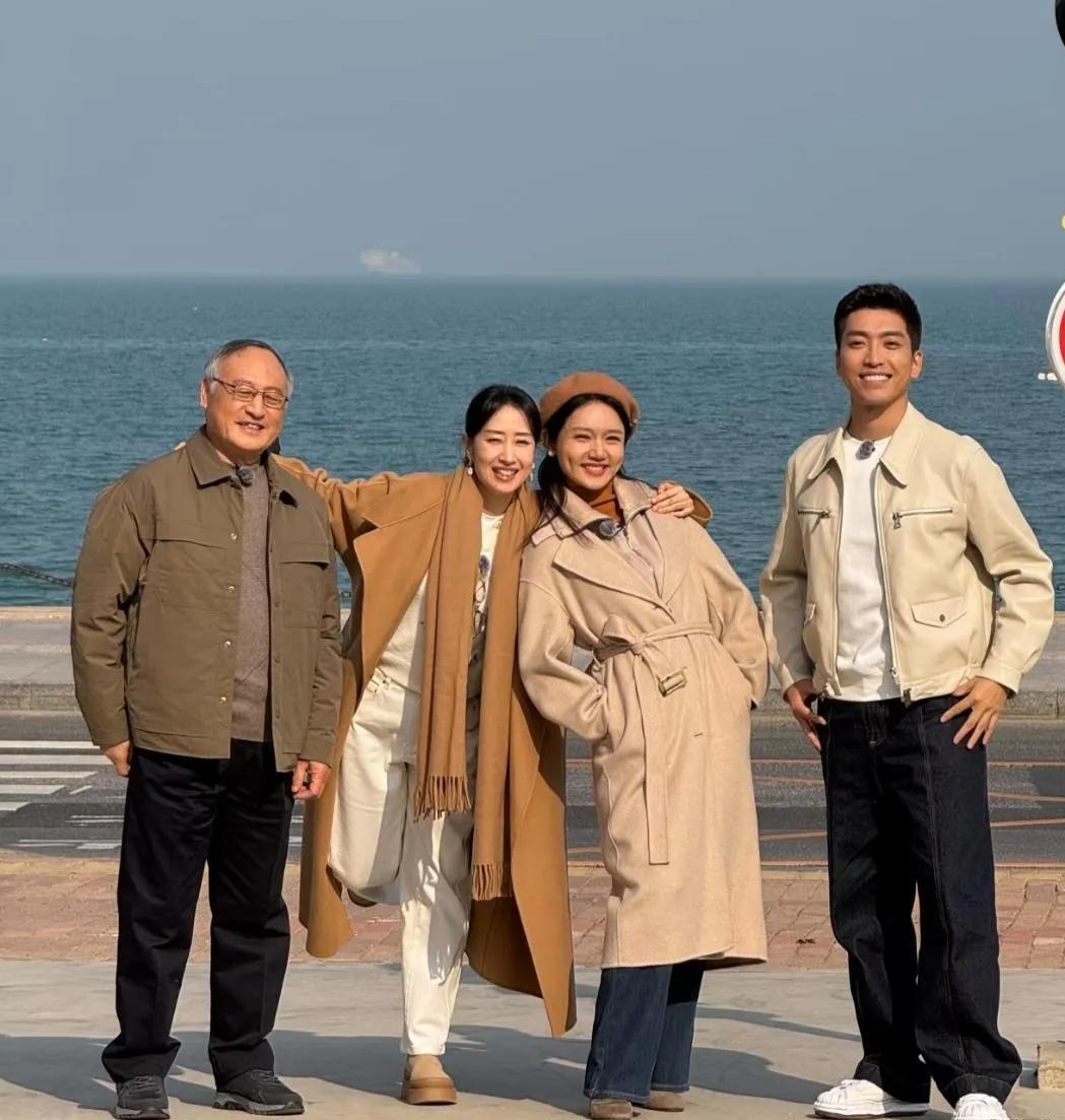 49岁刘敏涛回烟台老家太接地气！海边漫步+路边摊吃面，气质越老越有味道咱山