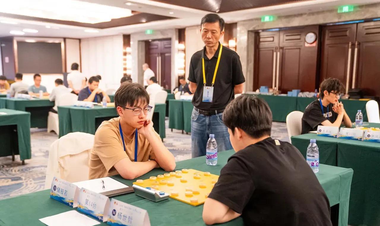 高港杯象棋公开赛激战正酣，选手们为争进八强互不相让，楚河汉界硝烟弥漫。在一场激战