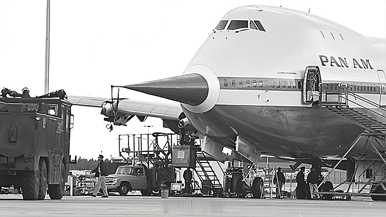 注册号N732PA的波音747P，1969年正在进行飞行认证测试。长长的机头用于