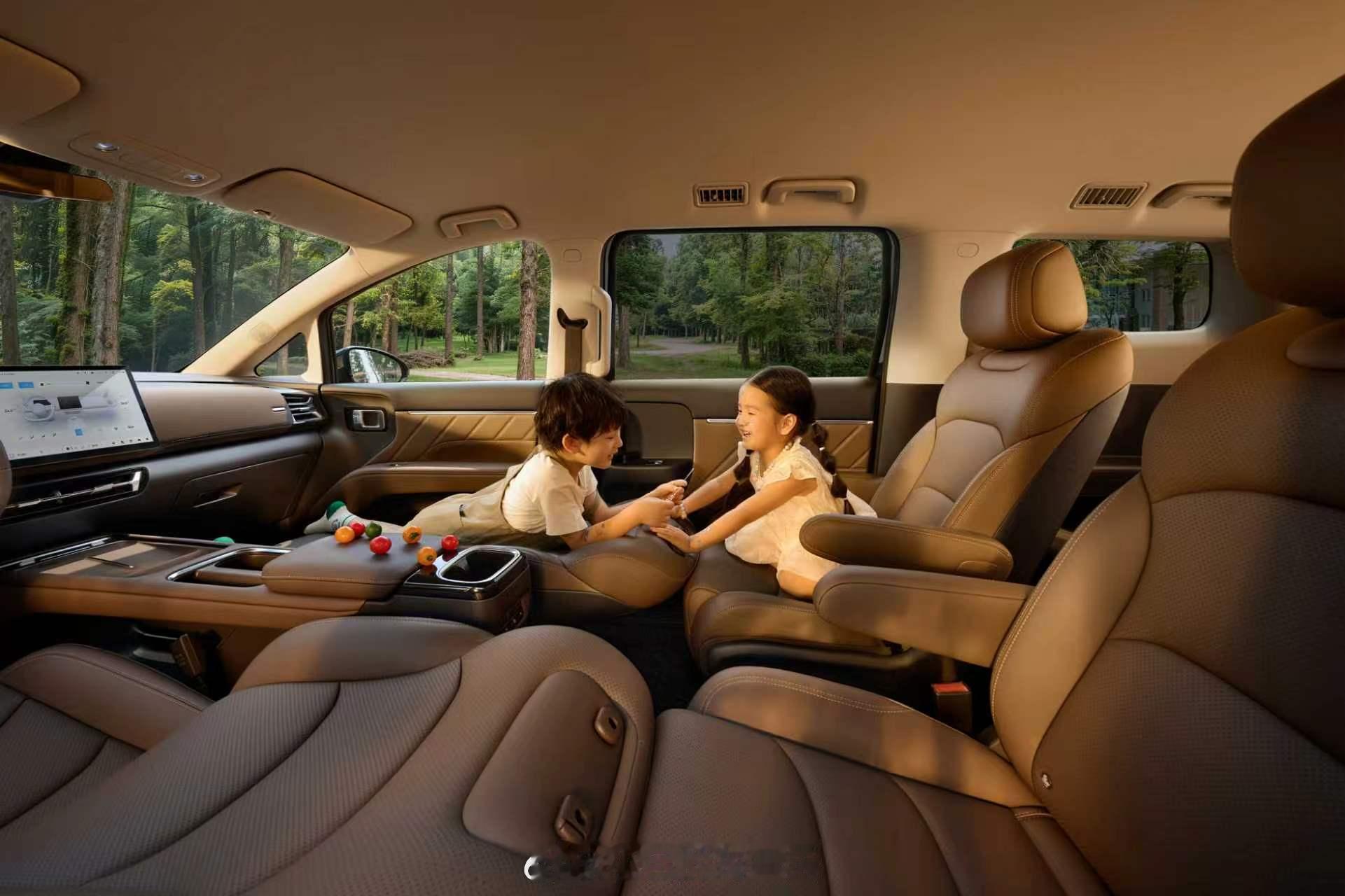 昨天看了一个发布会，五菱星光730上了一个尊享版：10万级别的7座家庭MPV，还