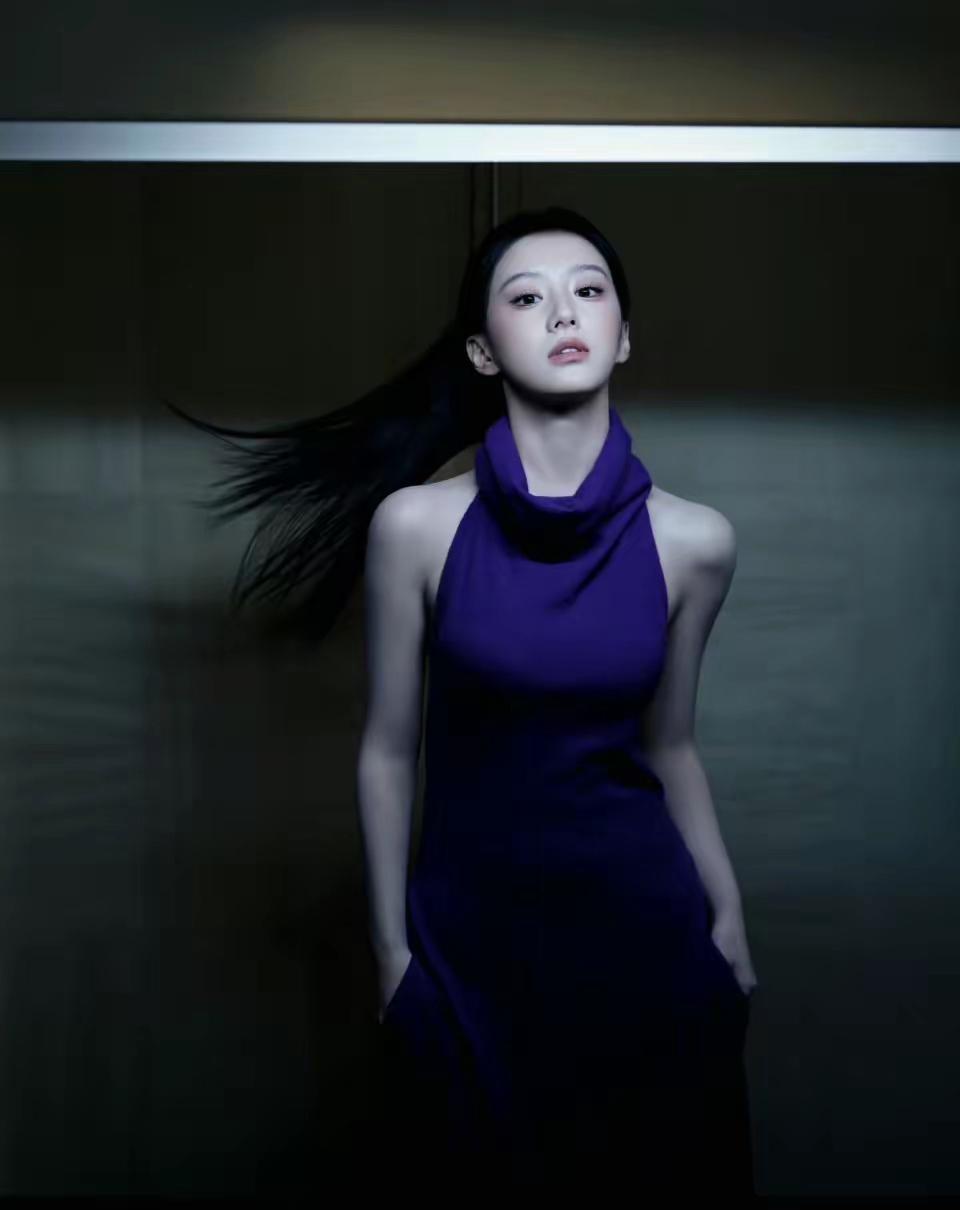 包上恩深蓝礼服大秀美背，火辣性感简直迷死人！