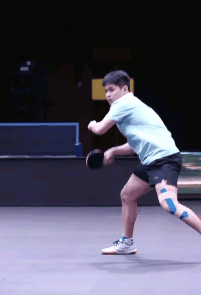 原来林诗栋不是肩伤，而是膝盖受伤！昨天林诗栋在训练中，腿上密密麻麻的肌肉贴