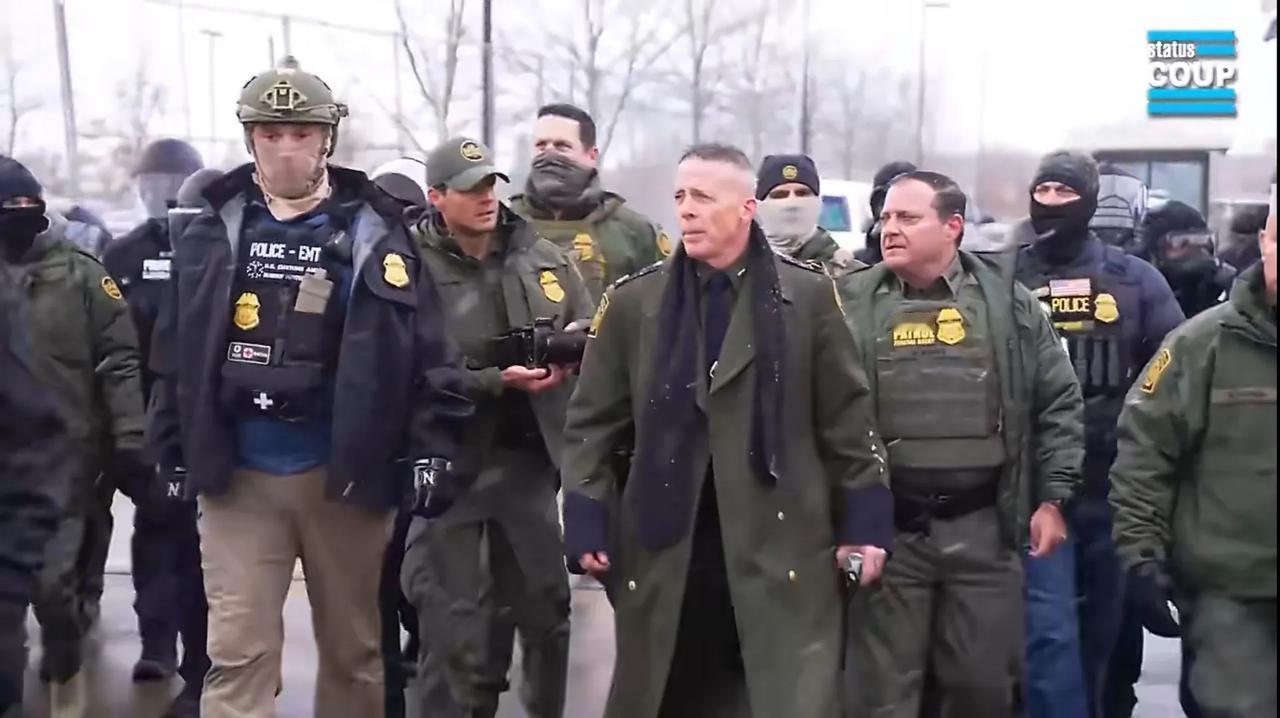 美国总统老特任命的边境巡逻队队长格雷戈里·博维诺抵达明尼阿波利斯，和ICE一起应