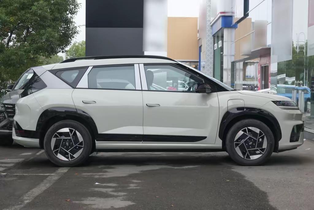 有没有发现一个问题？原来日系品牌里面非常畅销的那种小型车，也就是非常省油的本田的