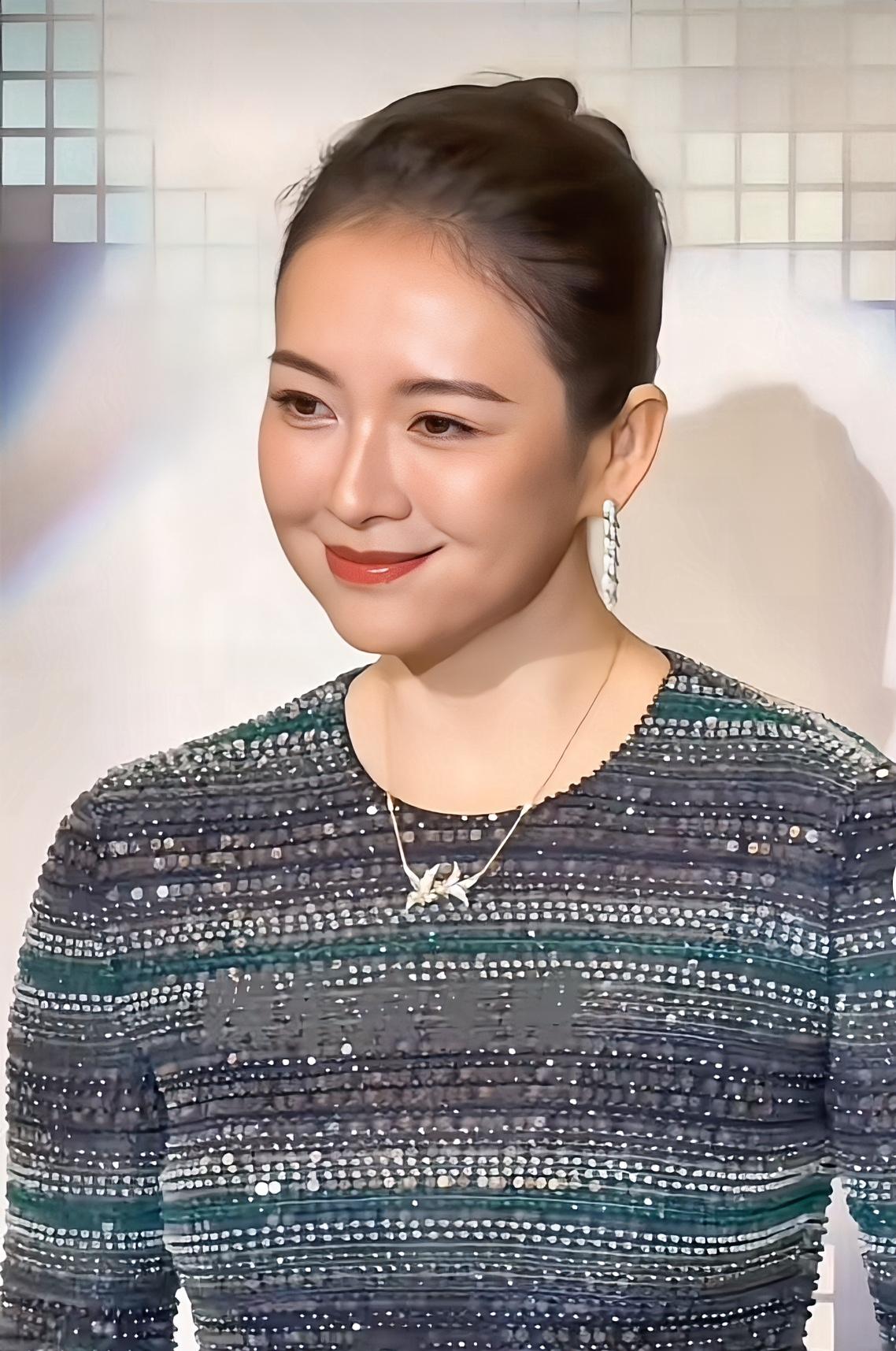 章子怡最近在舞台上真的“面善”了不少。她皮肤细腻，笑起来很甜，眼神没了以往的锐利