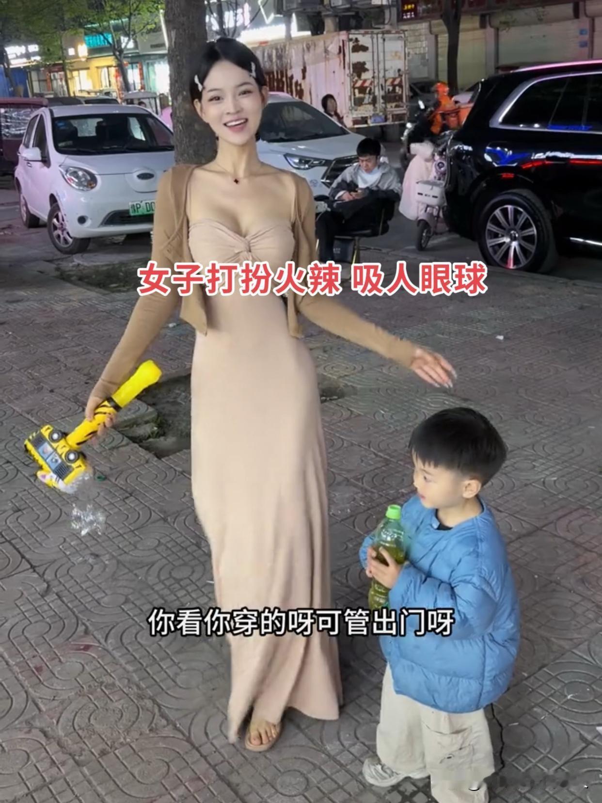 25岁女子打扮张扬清一色深V吊带裙丈夫：愁得头都大了！25岁本应夫妻相处