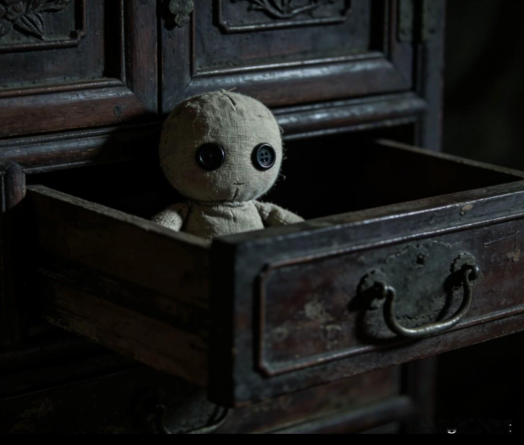 衣柜里的布娃娃（原创·老房诡事）我回老家帮爷爷收拾老房，屋里立着太奶奶传
