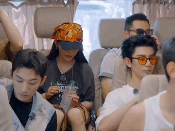 一车都是男的，把唯一一个女孩杨超越放在最不舒服的位置，难怪杨超越各种牢骚，各种抱