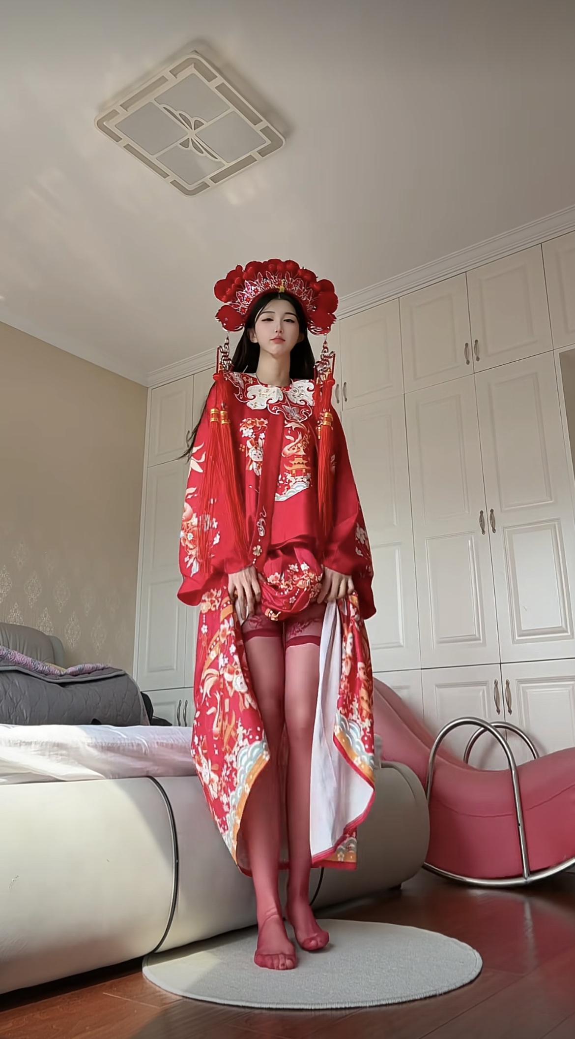 现在短视频的赛道都这么卷了吗，美女穿着新娘古装，搭配红丝袜，露出大长腿，为了流量
