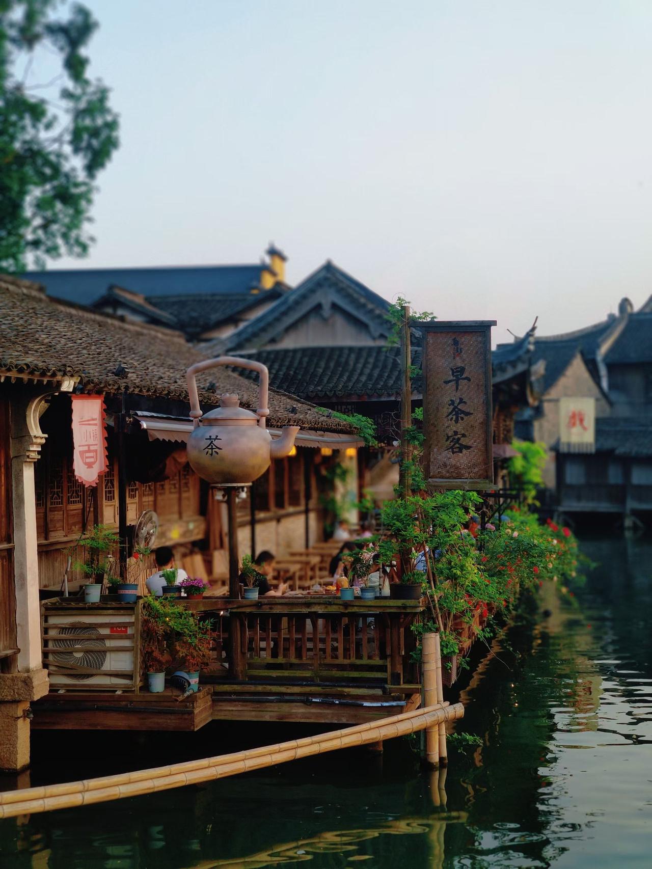 乌镇最大的特色沿街古朴古香、各种各样的特色小吃直让你口水不断，坐上小小乌篷船尝尽
