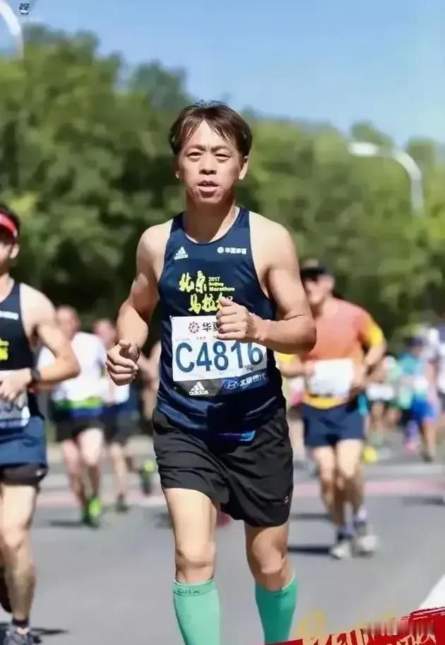 生命在于运动，薛英勇就是最好的例子。36岁被诊断尿毒症，这在很多人看来或许是生命