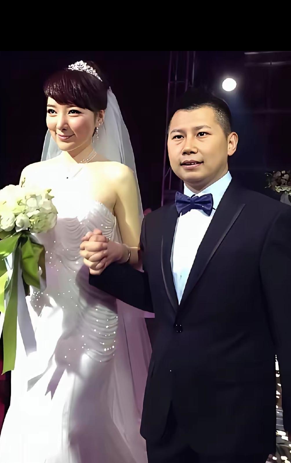 何云伟身高不到一米七，站在新娘身边，看着就像送新娘子出嫁的弟弟，看着也不般配，不