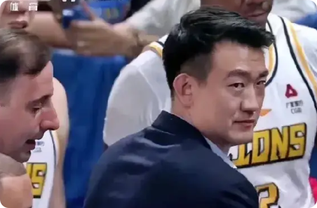 王博这个表情，胸有成竹啊，后面的剧情也验证了这点。这是杰曼连续飙进三分球追平