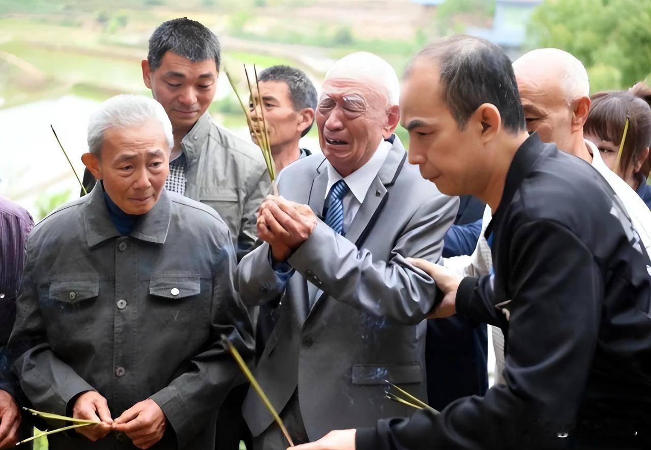 名嘴赵少康抛出一个观点：当年几十万老兵回大陆探亲后，外界普遍默认，这群漂泊半生的