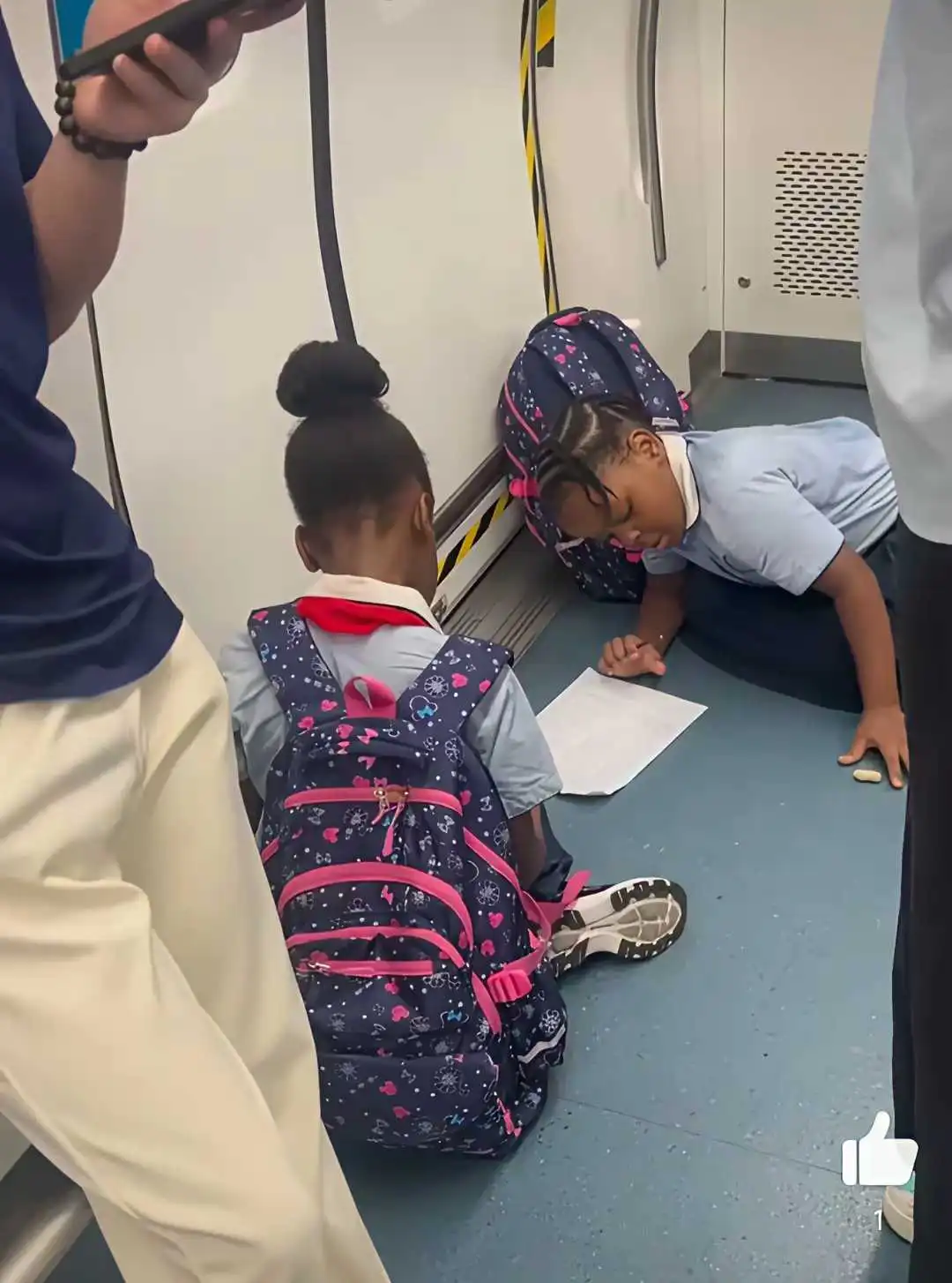 深圳地铁上两个黑人小学生在疯狂赶作业！这……