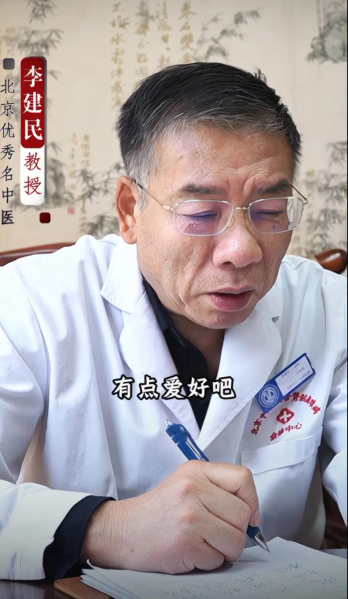 我同意这个医生的观点。视频中，患者家属问，病人需不需要戒烟戒酒？医生说:唉！