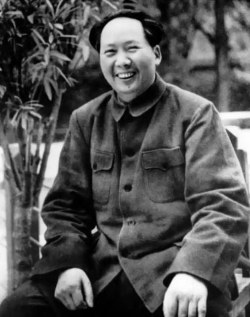 1962年，高智快要调去西安，走之前去向毛主席道别。主席搁下手里的文件，少有地用