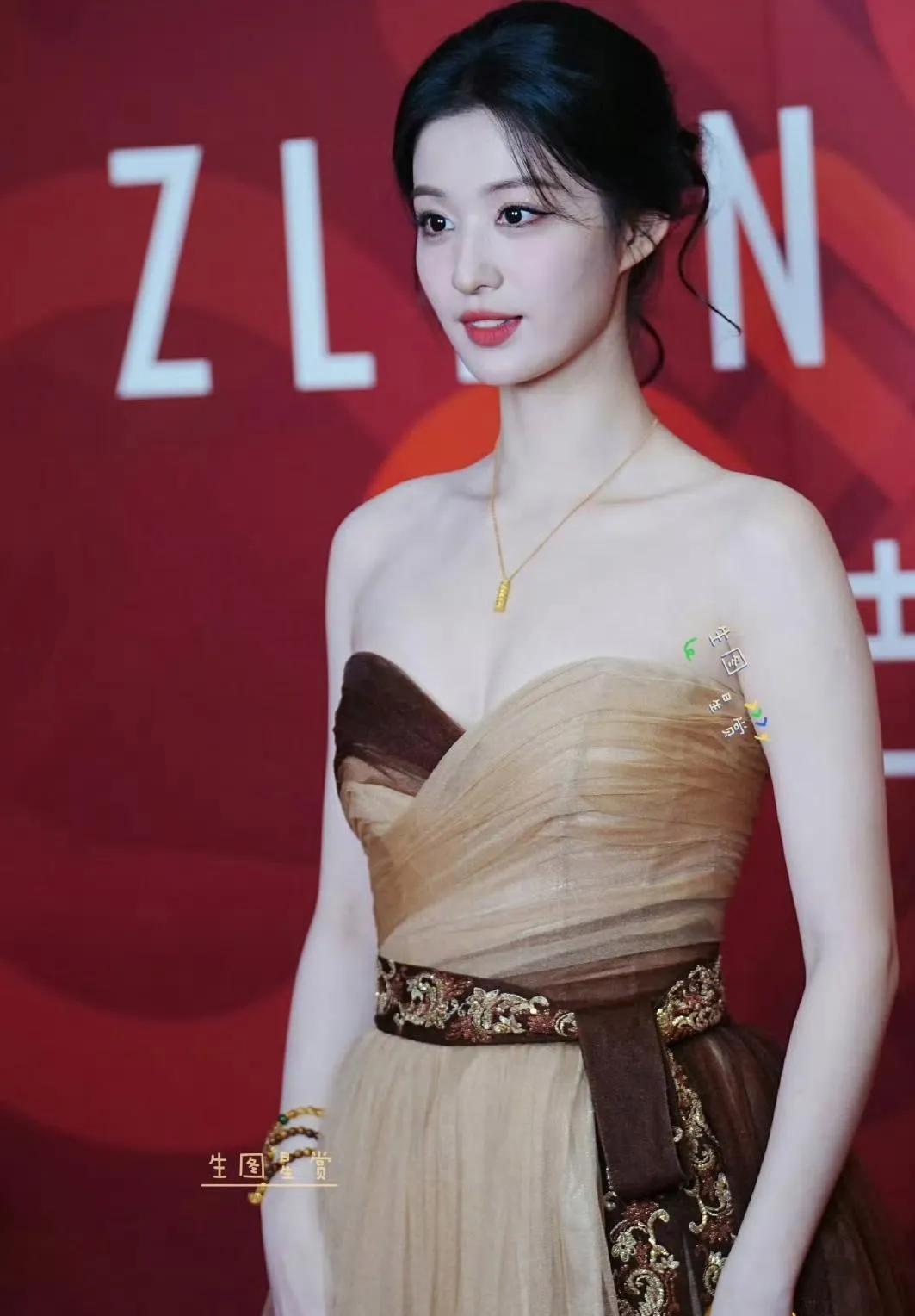  救命！王楚然这线下生图什么水平？怼脸拍零死角，素色长裙衬得气质绝了！肩颈线条优