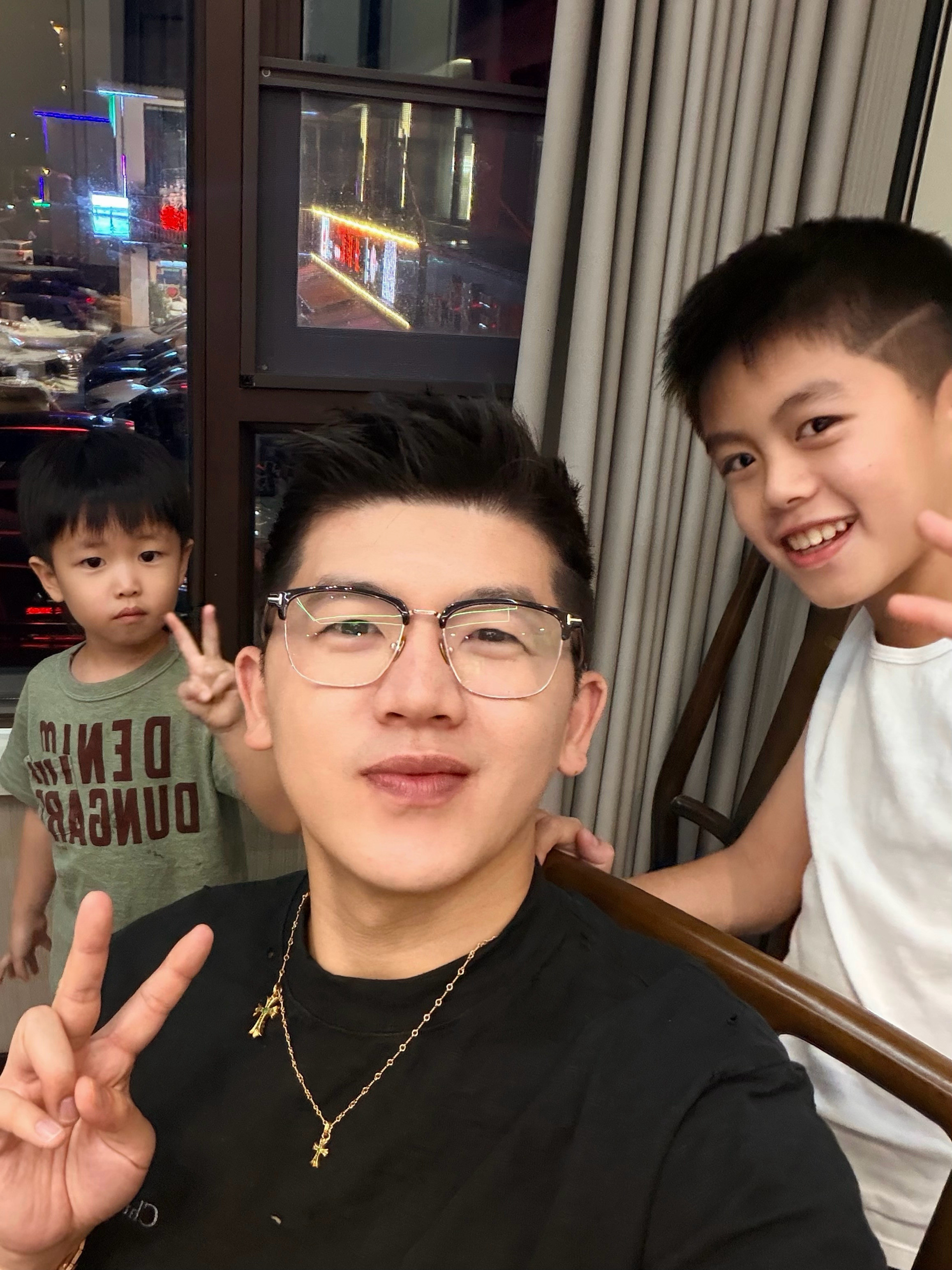 小孩子不肯和老李合影，喜欢和我合影[滑稽笑][滑稽笑]美滋滋！​​​