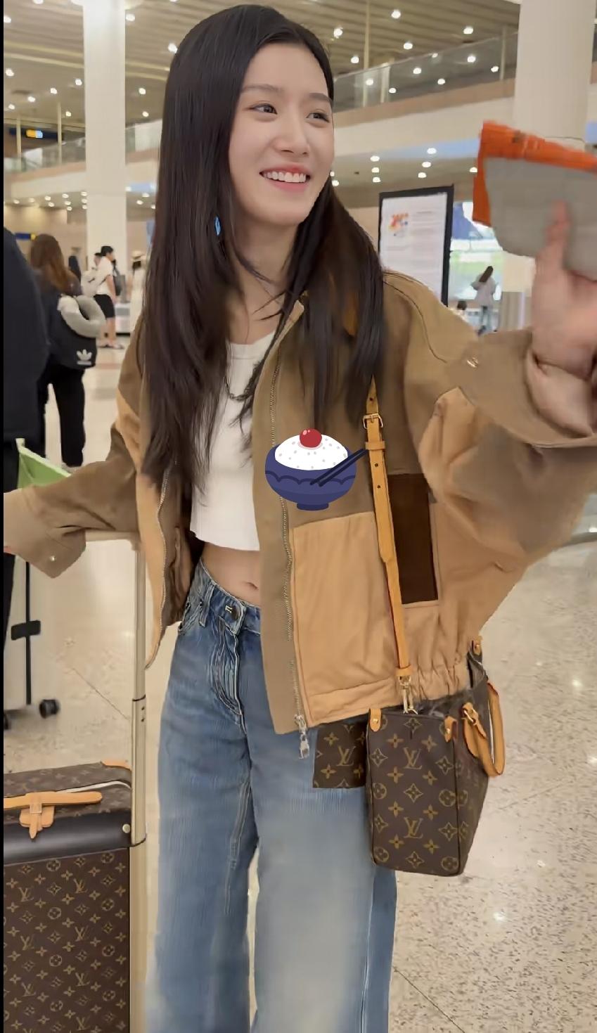 卢昱晓是内娱真千金吧。她不是很火的时候，包包和行李箱都是路易威登的。查了一下