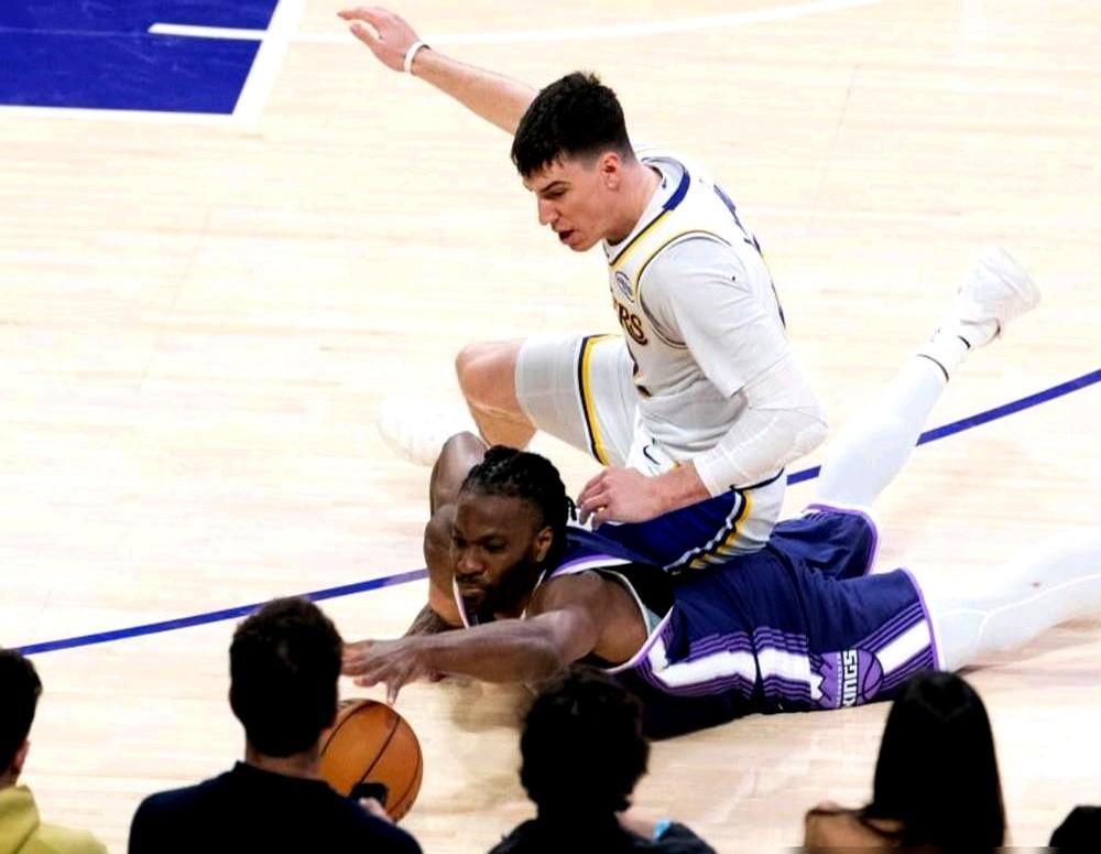 谁敢信？上赛季还在灰熊国王流浪的球员，现在成了湖人宝贝。杰克·拉拉维亚，拿着