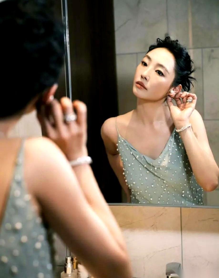 最狠的不是不带你玩儿。最狠的是，需要你撑场面的时候，你是“百何姐”，恨不得把你