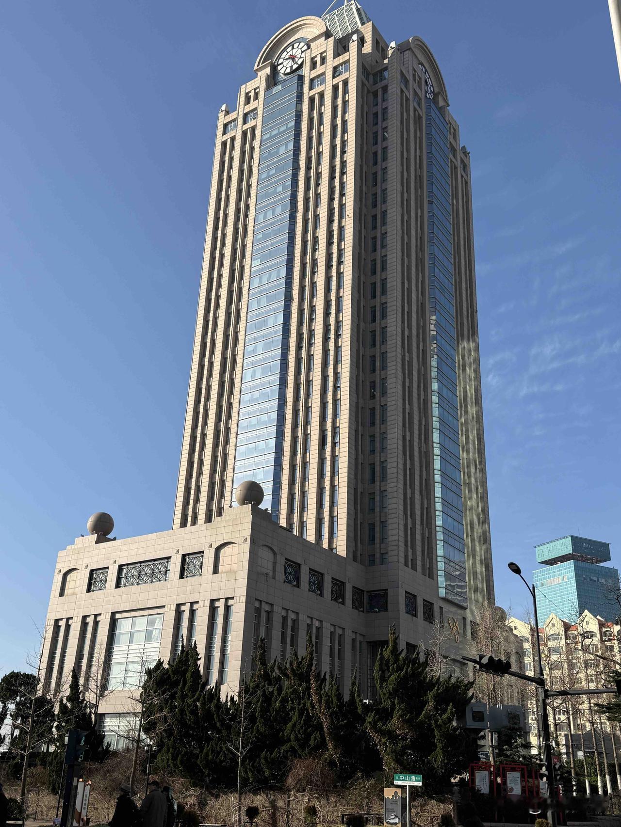 记录我的2026上周我去了趟青岛百年老街中山路步行街，这里的建筑风格是现代建筑和