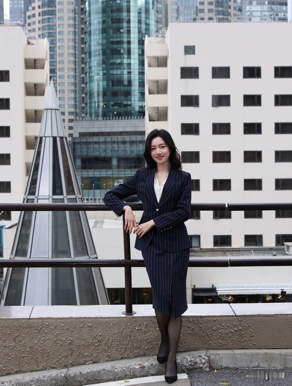 如何搭配一套优雅的职业装?优雅职场风，自信微笑，时尚穿搭