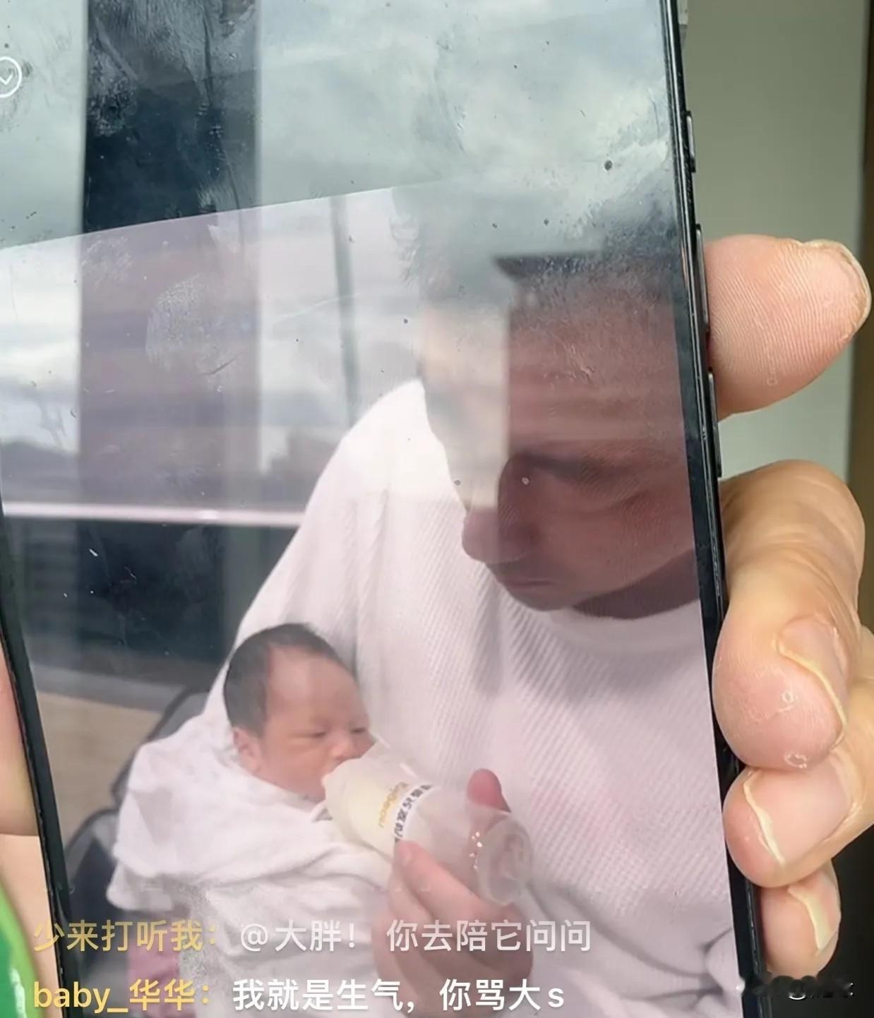 张兰直播时说筱梅现在奶水还不够，需要补充配合着喂一点奶粉，这几天都是汪小菲喂奶