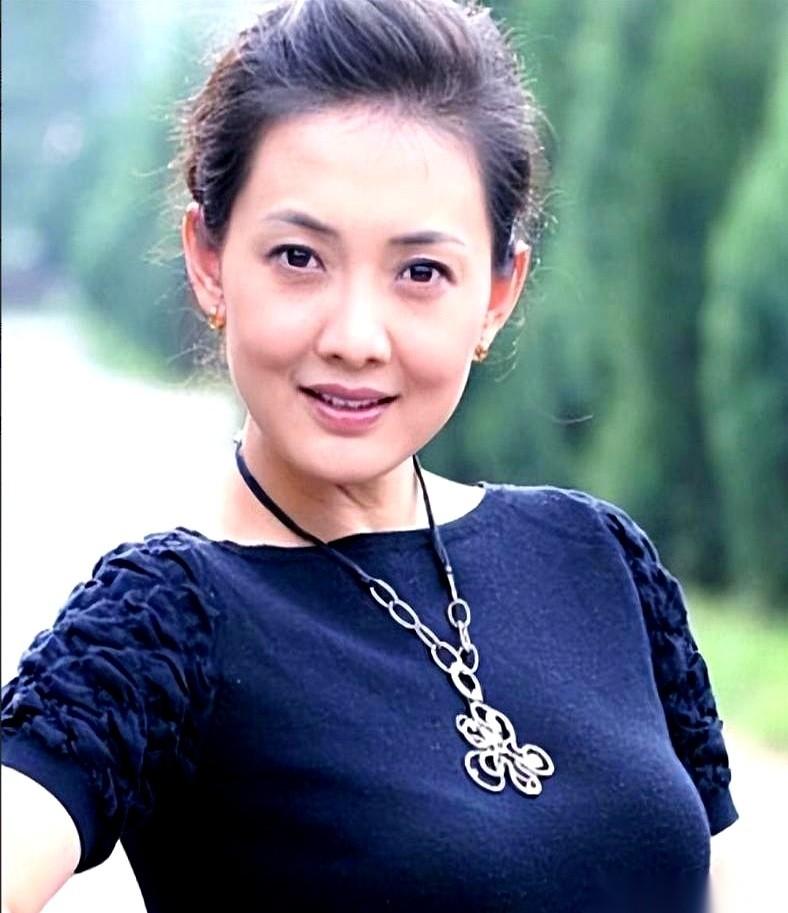 牛莉和她那个大8岁的老公刘亚东，吵架的方式有点东西。2007年，刚生完孩子，牛