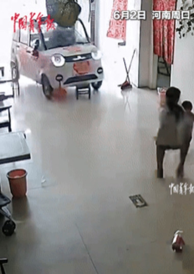 “这才是姐妹情深！”老头乐失控撞向1岁妹妹，10岁姐姐第一反应是逃跑！不料，她随