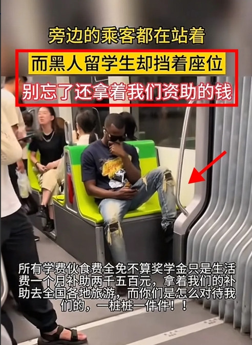 南京火车站一外籍学生安检时当场摔牌子，5分钟僵持看得人直冒火。别的乘客30秒就过