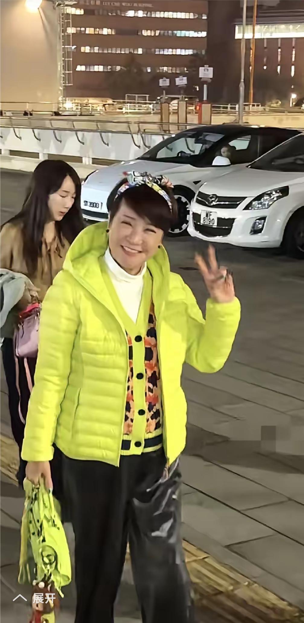 75岁的狄波拉现身红馆看张学友的演，好显年轻，一点都看不出她是75岁人，她穿着嫩