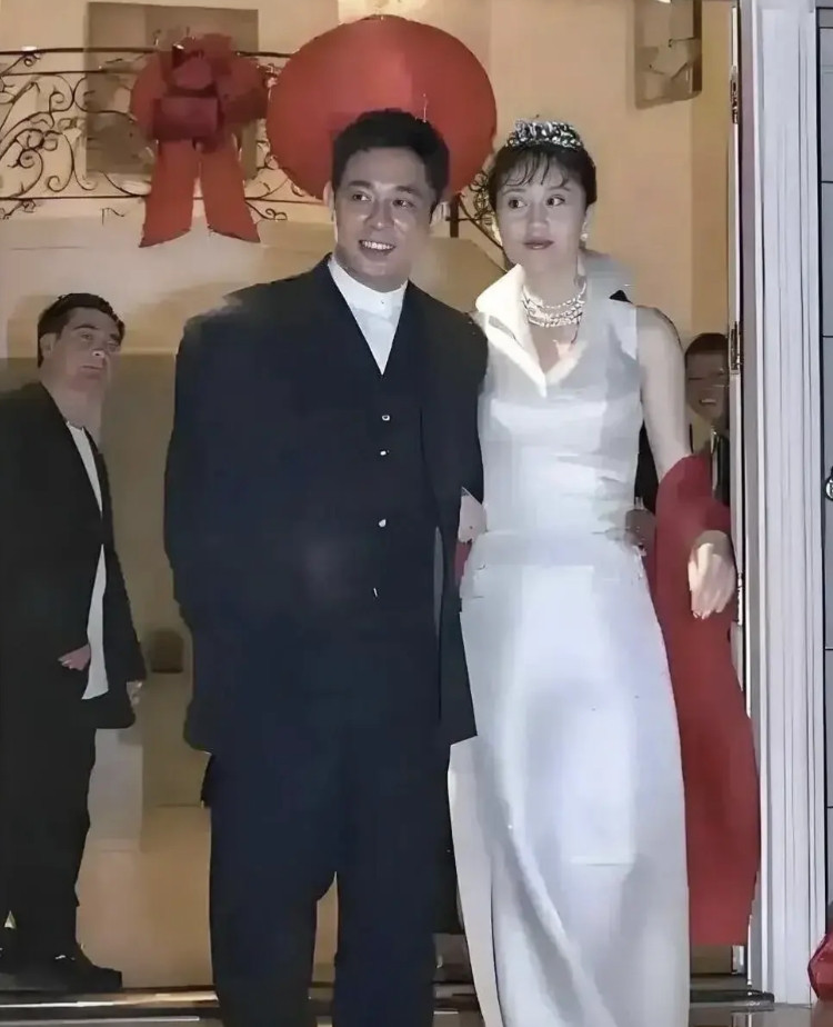 90年代李连杰和利智结婚的时候，可以看出利智并不是惊为天人，可李连杰偏偏喜欢，因