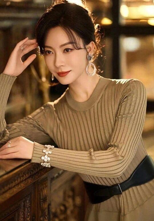 演员陈数2001年，出演个人首部电视剧《旅人的故事》正式进入演艺圈。2