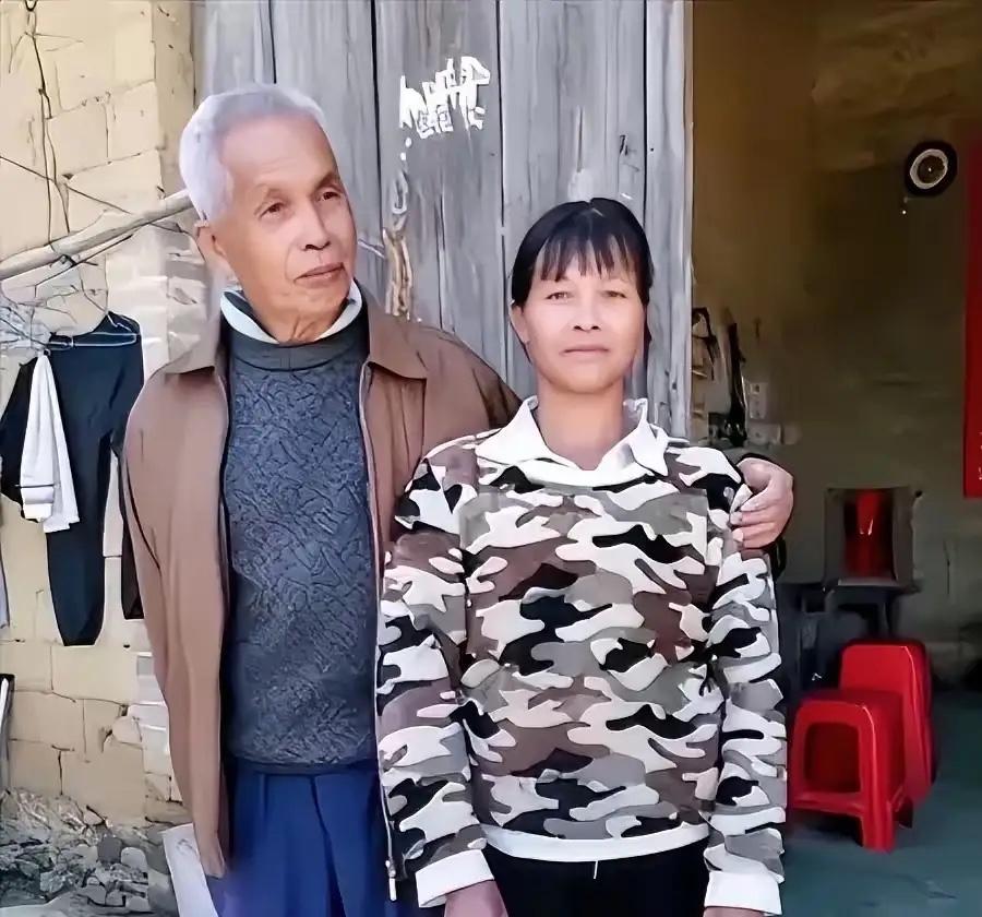广西第一猛男！1994年，49岁的梁二在工地认识19岁的陆红兰，自愿结合回村，