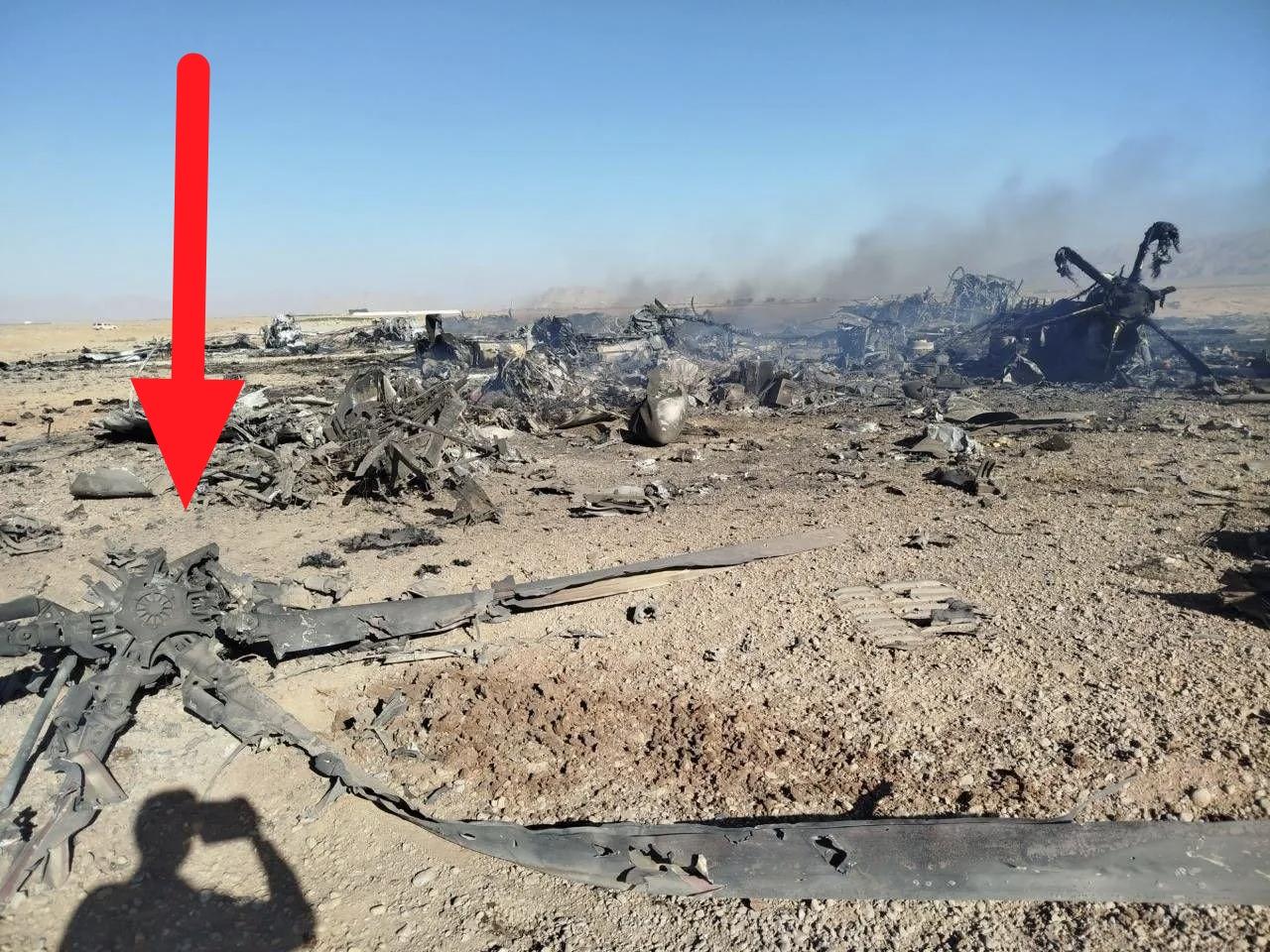 坠机现场，除了两架M军MC-130J运输机残骸，现场赫然出现AH-6“小鸟”直升