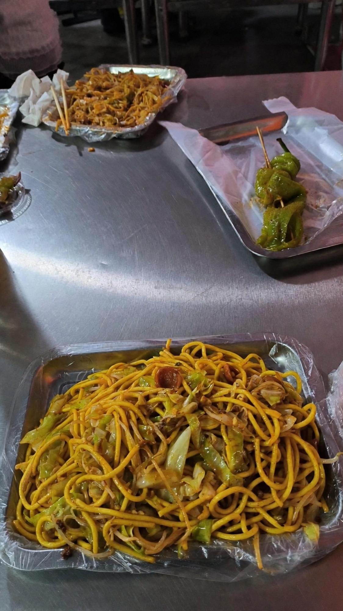 对面的帅哥吃几口就不吃了走了呢